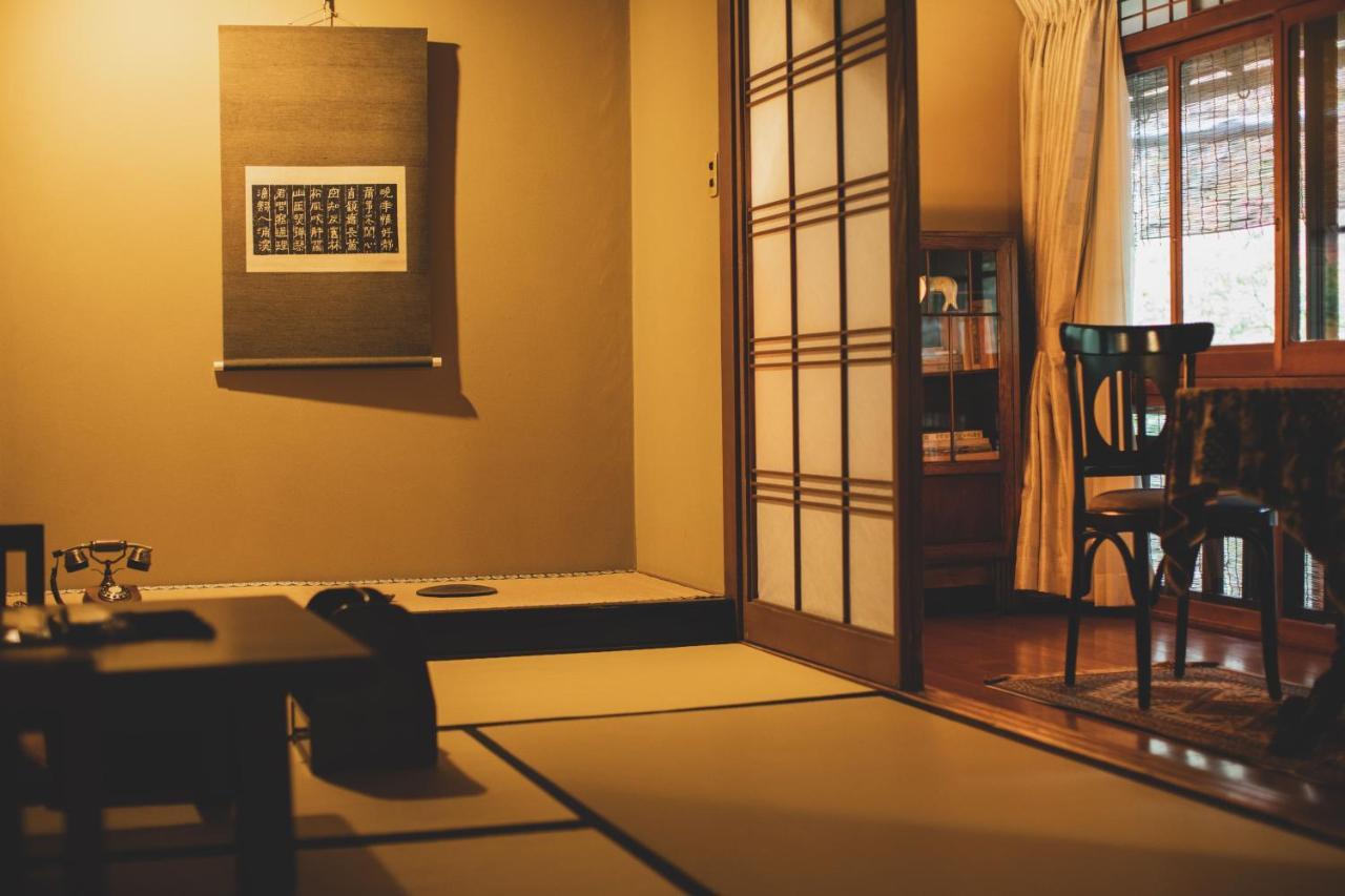 Arima Onsen Tocen Goshobo Hotel Kobe Eksteriør billede A traditional Japanese room with a shoji