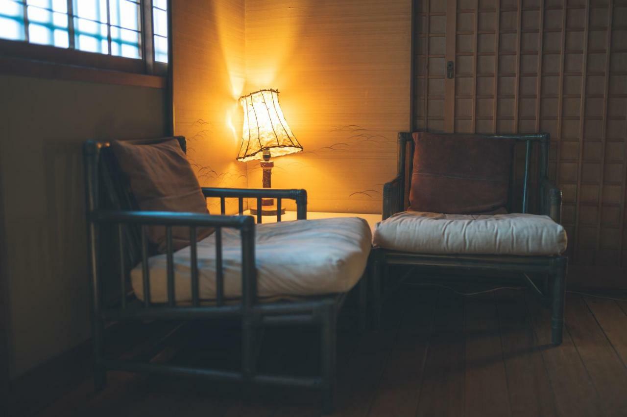 Arima Onsen Tocen Goshobo Hotel Kobe Eksteriør billede A traditional Japanese room with a lamp
